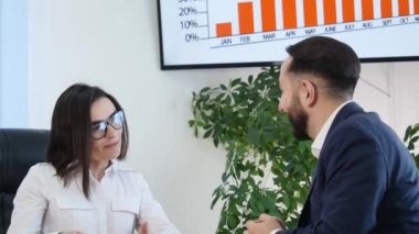 4 k çekici genç kadın için yeni bir el sıkışma arabasıyla anahtarlarını alır.