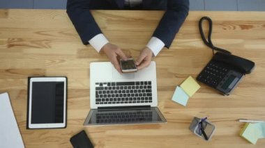 Dizüstü ve tablet ve akıllı telefon ile çalışan adam Üstten Görünüm tablo boş yeşil ekran dokunmatik