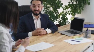 istemci imzalama Makaleler ve arabanın anahtarlarını alır