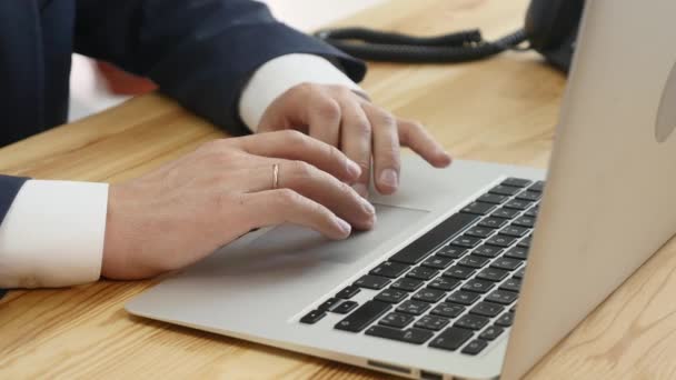 Mãos de homem digitando em um teclado de computador — Vídeo de Stock