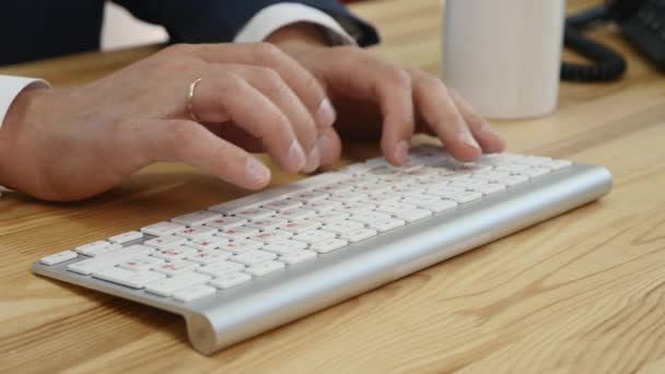 Manos de hombre escribiendo en un teclado de ordenador — Vídeos de Stock
