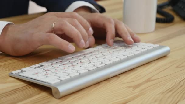 Mãos de homem digitando em um teclado de computador — Vídeo de Stock