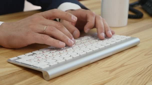 Manos de hombre escribiendo en un teclado de ordenador — Vídeos de Stock