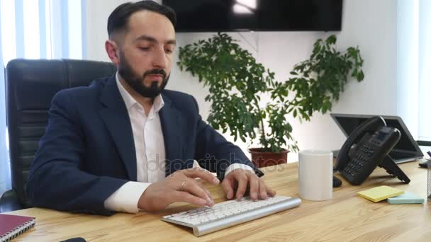 Joven hombre de negocios al teléfono en la oficina — Vídeos de Stock