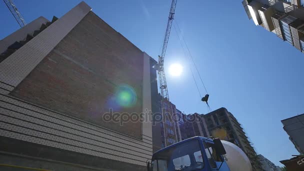 La grue de construction près, sur un fond le ciel bleu . — Video