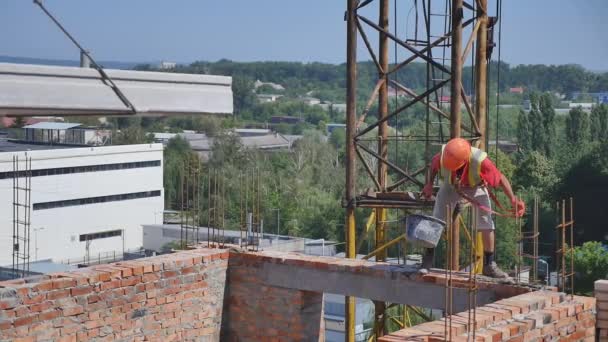 Будівельник кладе цеглу на місце — стокове відео