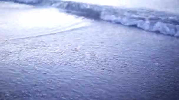 宁静田园诗般的景象，飞过大海，海浪慢慢溅在沙滩上 — 图库视频影像