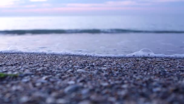 Ήρεμο ειδυλλιακό σκηνικό πέρα από τη θάλασσα, τα κύματα εκτοξεύεται σιγά-σιγά πάνω στην άμμο — Αρχείο Βίντεο