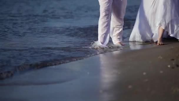 Pareja casada caminando sobre el mar — Vídeo de stock