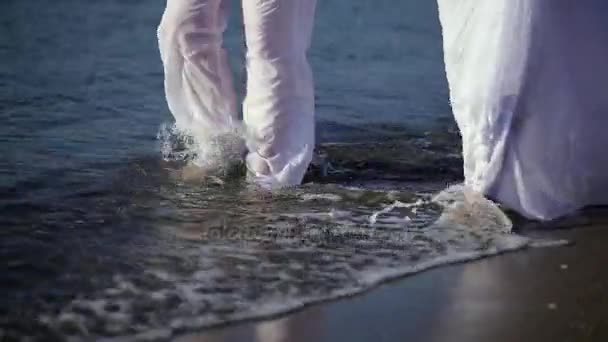 Pareja casada caminando sobre el mar — Vídeos de Stock