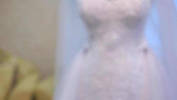 Abito da sposa in una camera d'albergo su un manichino — Video Stock