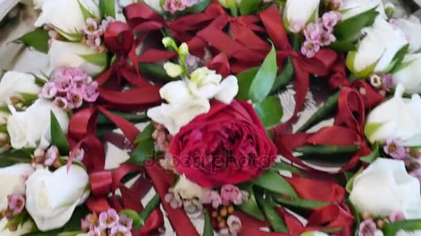 Aranžování květin. Kytice červených pivoněk. detail — Stock video