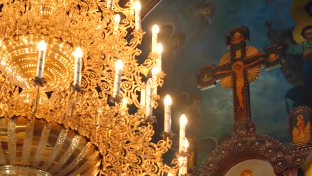 Велика бронзова люстра в соборі християнської церкви — стокове відео