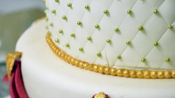 Um close up dolly tiro de um bolo de casamento lindamente decorado — Vídeo de Stock