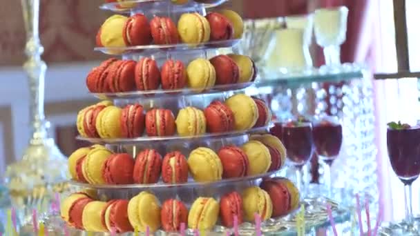 Doces deliciosos em buffet de doces. Lote de sobremesas coloridas na mesa — Vídeo de Stock