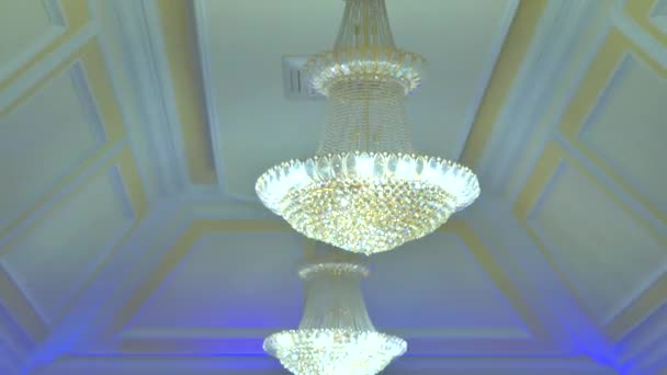 Lustre no restaurante em um casamento de férias, a luz no quarto por uma bela decoração lustre do restaurante em um lustre elegante sofisticação férias — Vídeo de Stock