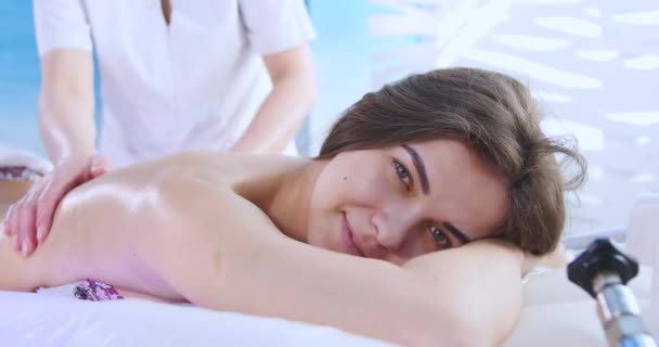 Morena cliente recibiendo masaje corporal en Spa Club — Vídeo de stock