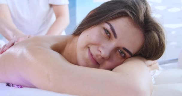 Senhora sofisticada com tratamento de massagem em um spa de beleza de saúde de luxo em close-up — Vídeo de Stock