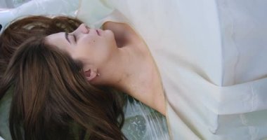 genç güzel Bayan kaplıca tedavisi alma