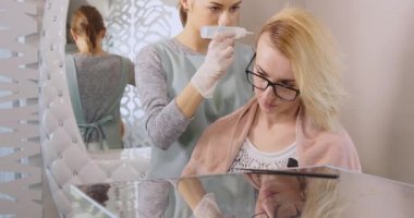 Mezoterapi tedavi saç dökülmesi şırınga ile. Tedavi Merkezi Klima