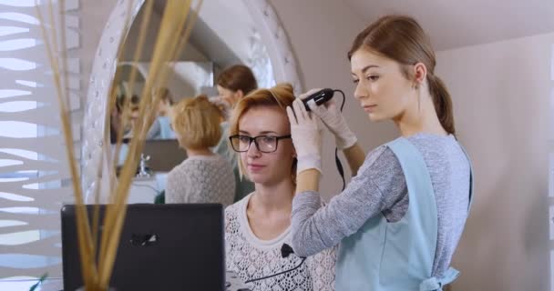 Mujer visitando dermatólogo en clínica — Vídeos de Stock