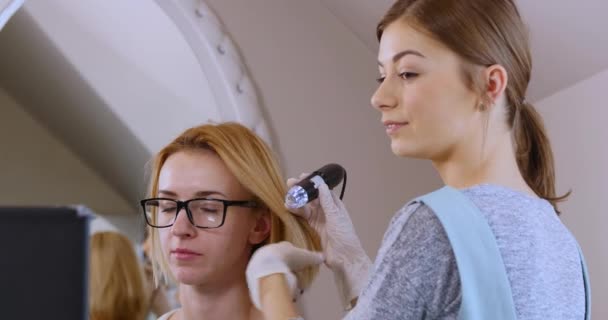 Femme dermatologue visiteuse à la clinique — Video