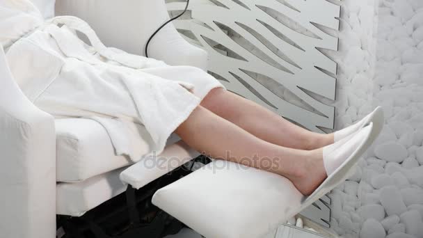 Молода леді розслабляється в масажному кріслі — стокове відео