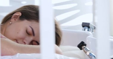 Uygulama spa terapisti fırçalayın tuz salon Spa'da genç kadın. Vücut ovma güzel ve genç birbayan. Spa merkezinde vücut fırçalayın. Yakın çekim