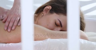 Uygulama spa terapisti fırçalayın tuz salon Spa'da genç kadın. Vücut ovma güzel ve genç birbayan. Spa merkezinde vücut fırçalayın. Yakın çekim