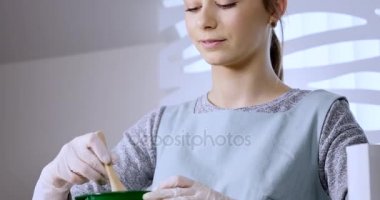 Saç maskesi hazırlık dingillerdir fırça ve kremsi beyaz madde, yağda kapat