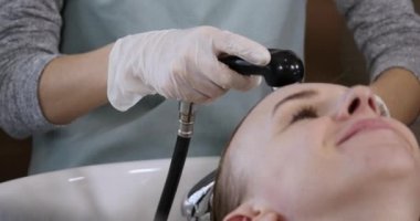 Modern Spa saç bakımı. kadın saç saç salonu Kuaför tarafından yıkanmış olması. Kadın güzellik merkezi bir Spa.Spa tedavilerde saç yıkama. Kuaför güzel bir kızın başını yıkar