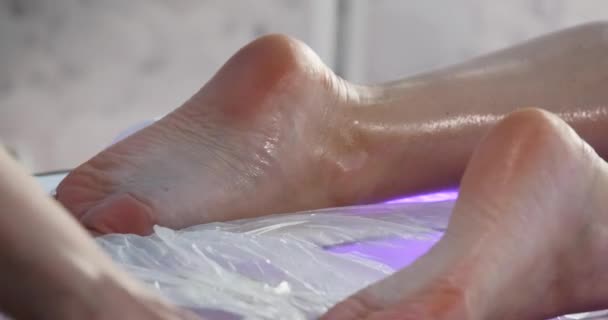 Специалист по массажу женских ног в салоне красоты — стоковое видео
