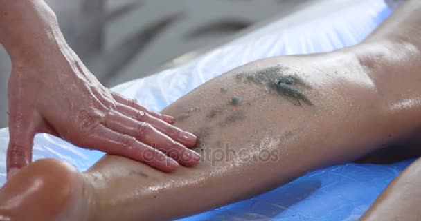 Especialista em massagem fazendo massagem de pés de mulher com esfoliação no spa de beleza — Vídeo de Stock