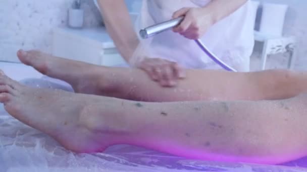 Umývání v lázních po ošetření nohou — Stock video