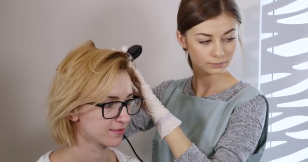 Kvinna besöker hudläkare vid kliniken — Stockvideo