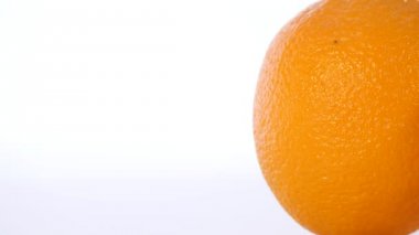 Beyaz bir arka planda turuncu yakın çekim döndürme