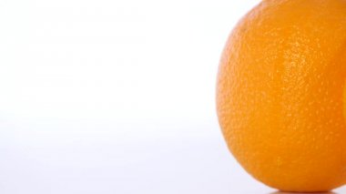Beyaz bir arka planda turuncu yakın çekim döndürme