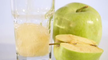 Elma suyu bir bardak dökülür. Apple içki. Taze elma
