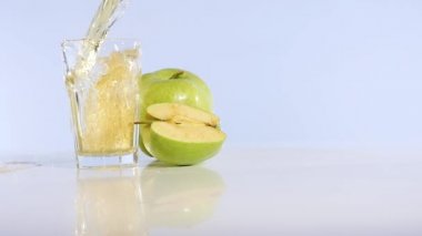 Elma suyu bir bardak dökülür. Apple içki. Taze elma