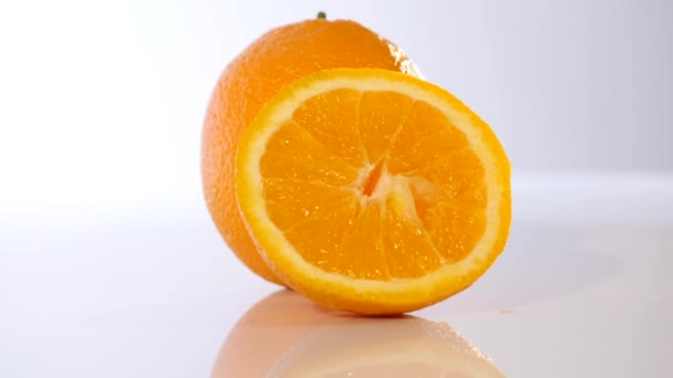 Arancione con mezza arancia isolata sullo sfondo bianco — Video Stock