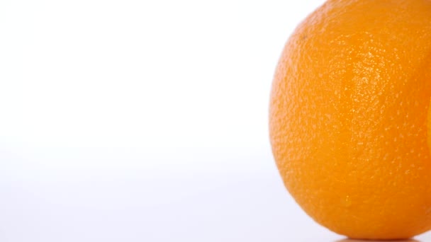 Rotación de cerca de naranja sobre un fondo blanco — Vídeos de Stock