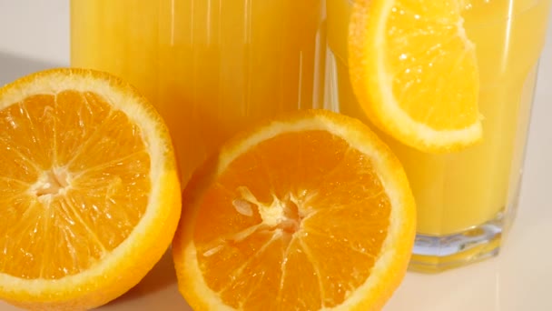 Izolovaný drink. Sklenice pomerančové šťávy a plátky pomerančového ovoce izolované na bílém pozadí