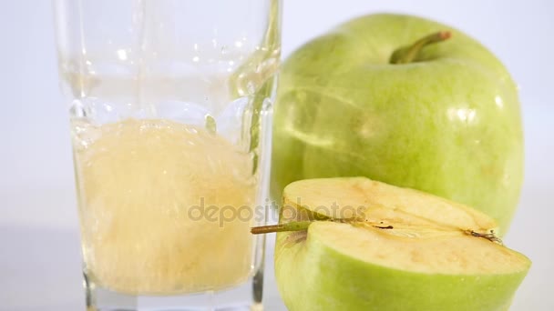 El jugo de manzana se vierte en un vaso. Bebida de manzana. Manzana fresca — Vídeos de Stock