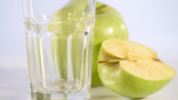 Apple juice is poured into a glass. Apple drink. Apple fresh — Stock Video