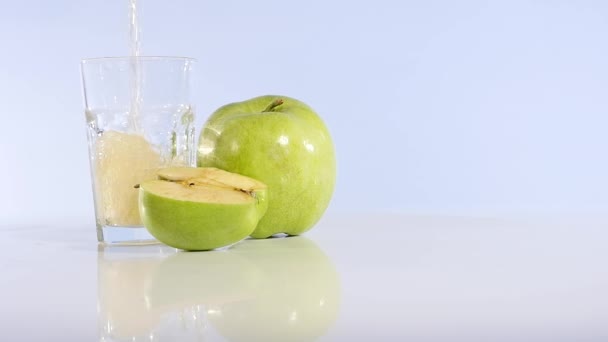 Яблочный сок наливают в стакан. Яблочный напиток Яблоко свежее — стоковое видео