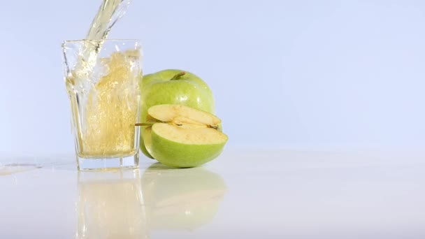 Χυμός μήλου χύνεται ένα ποτήρι. Μήλο ποτό. Apple φρέσκο — Αρχείο Βίντεο