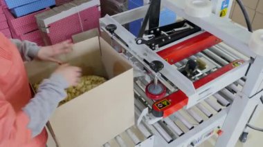 Karton kutular bir paketleme hattı bir taşıyıcı tartılır vardır