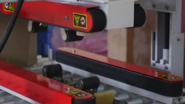 Karton kutular bir paketleme hattı bir taşıyıcı tartılır vardır