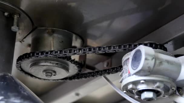 Цепь механизма промышленного токарного станка в процессе производства — стоковое видео