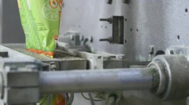 Fabrikada ambalaj için otomatik makine